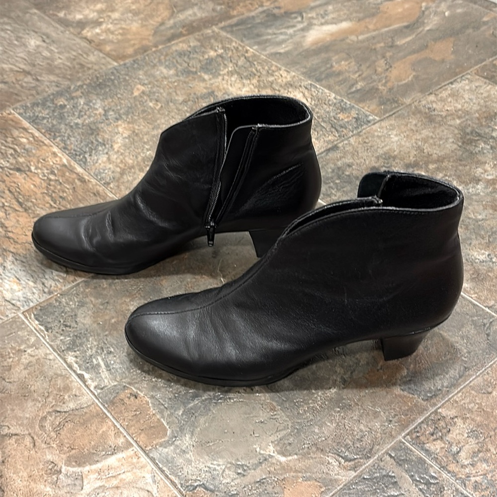 Munro 'Robyn' Leather Heeled Ankle Boots Size 11
